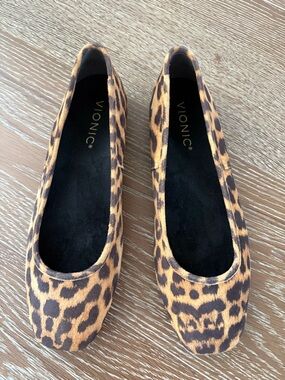 VIONIC Orinda Leopard Calf Hair Square Toe Flats Comfort NWOT Sz 6